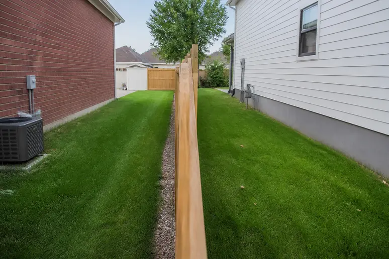 Clôture séparative installée en limite mitoyenne entre deux jardins pavillonnaires.