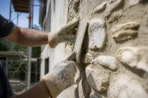 Comment appliquer un enduit pierre apparente dans les règles de l'art