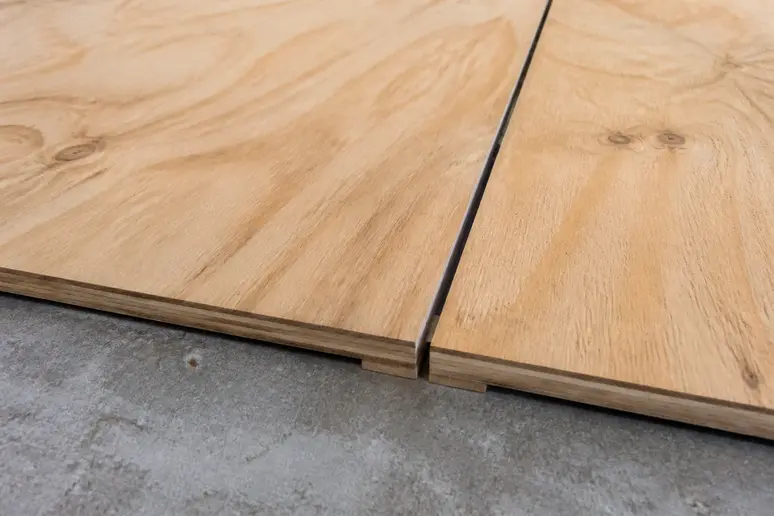 Détail du jeu de dilatation entre des panneaux osb 3 posés sur un plancher.