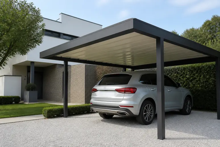 Structure de pergola voiture ouverte installée dans une cour moderne pour abriter un véhicule