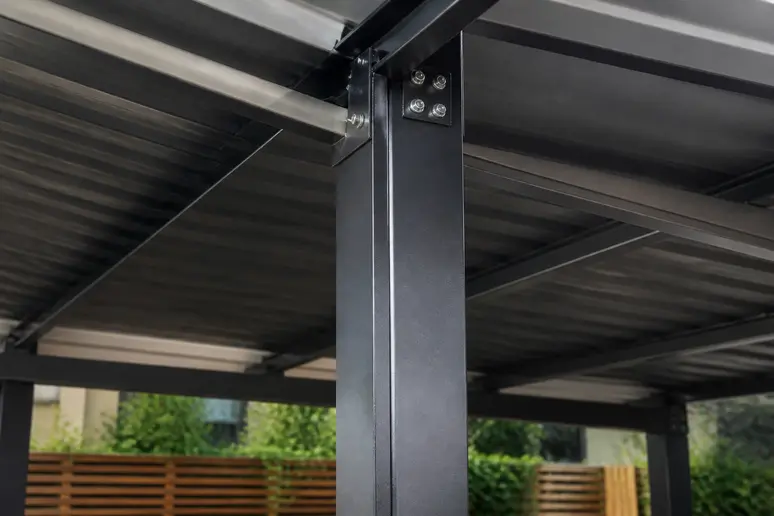 Détail de la toiture et des profilés en aluminium d'une pergola pour voiture résistante aux intempéries