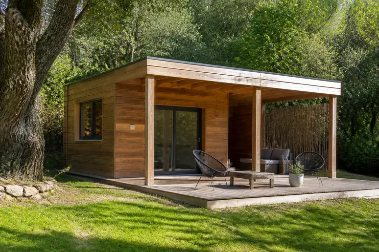 Plan d'un pool house de 20m2 avec terrasse couverte et espace ferme en bois