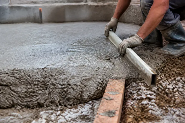 Coulage de la dalle en beton pour les fondations d'un pool house
