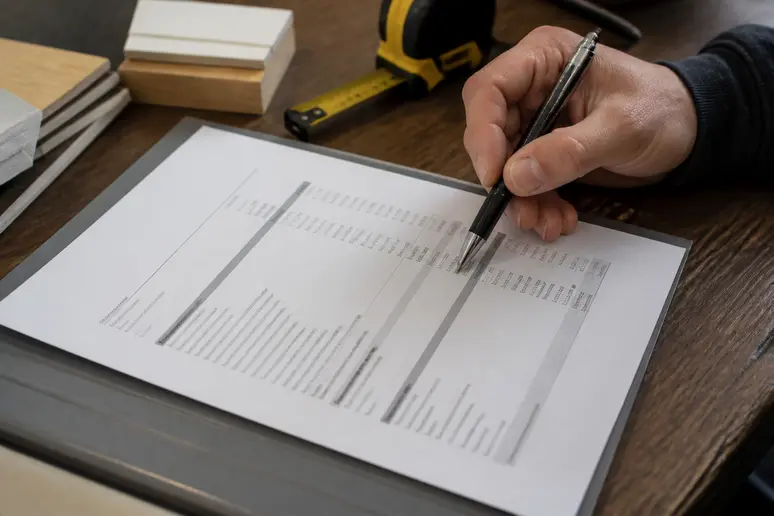 Examen minutieux des clauses financières et administratives d'un devis de rénovation avant signature