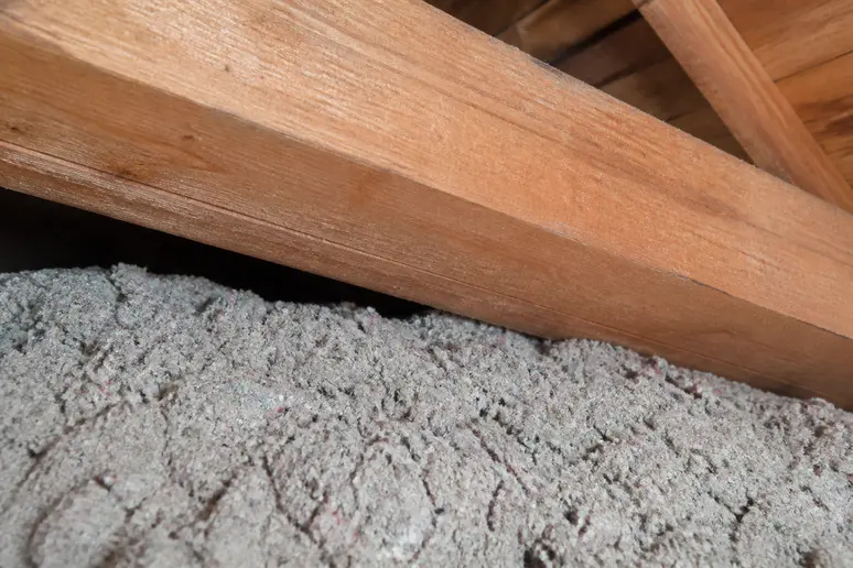 Tassement de la ouate de cellulose créant un vide d'air en haut de caisson de toiture