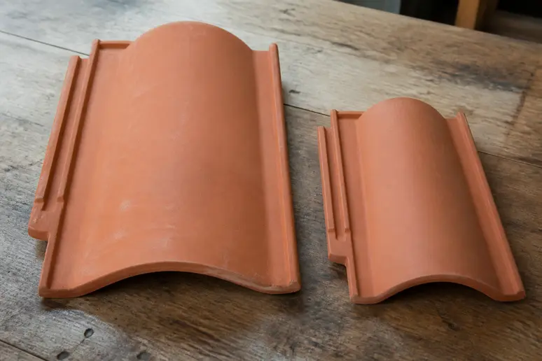 Comparaison de tuiles mécaniques grand moule et petit moule en terre cuite