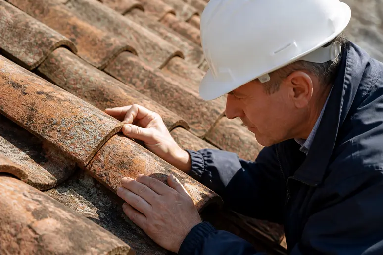 Inspection de tuiles terre cuite anciennes pour repérer des signes de porosité